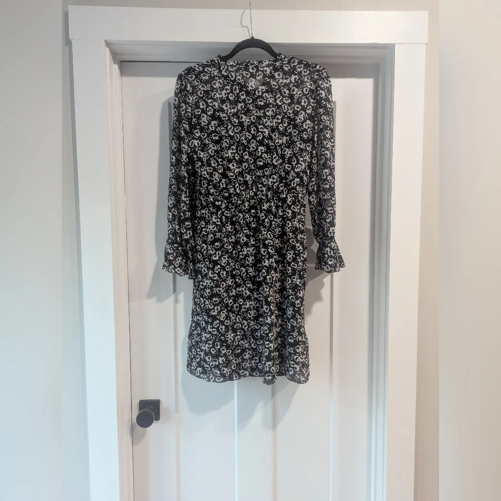 Chic Black and White Floral Mini Dress - Picture 5 of 5